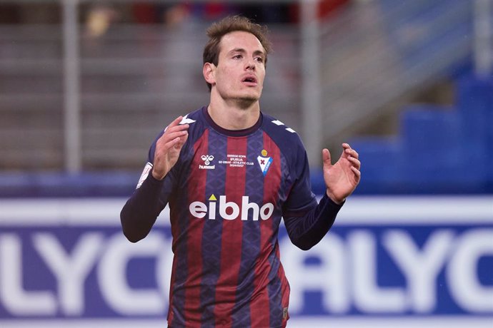 Archivo - Jon Bautista of SD Eibar reacts during the Copa del Rey Round of 32 match between SD Eibar and Athletic Club at Ipurua on January 7, 2024, in Eibar, Spain.