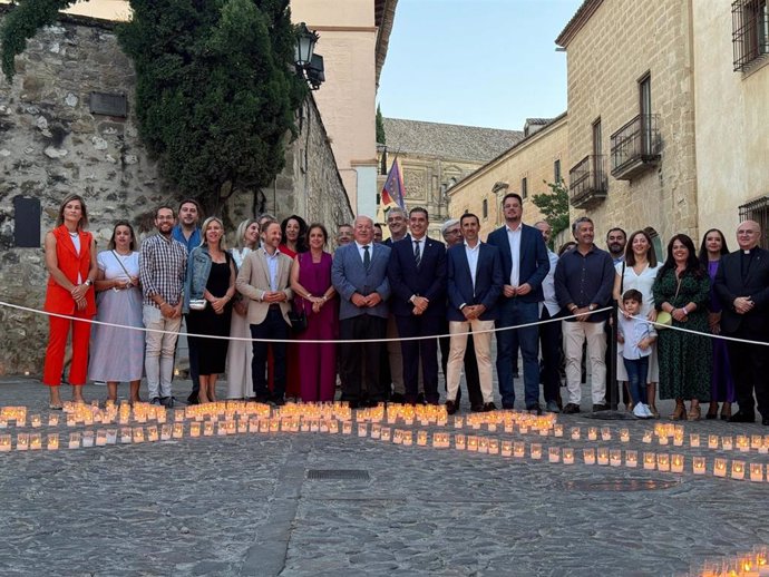 La consejera de Sostenibilidad y Medio Ambiente de la Junta de Andalucía, Catalina García, junto al presidente del Parlamento de Andalucía, Jesús Aguirre, entre otras autoridades en la cita 'Renacimiento a la luz de las velas'.