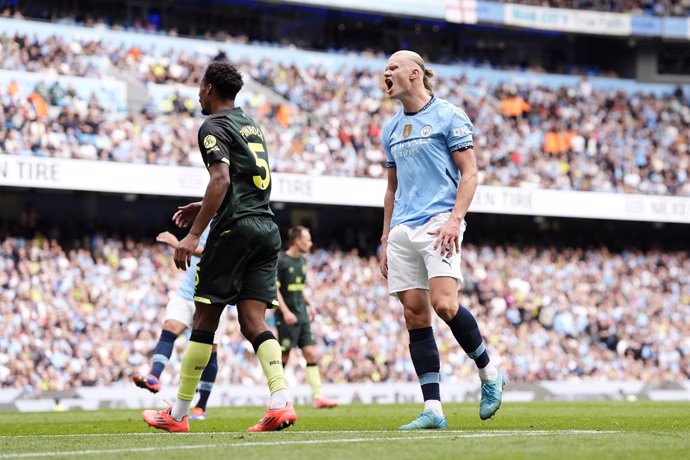 14 September 2024, United Kingdom, Southampton: Manchester City's Erling Haaland (R) reacts after a missed opportunity during the English Premier League soccer match between Southampton and Manchester United at St. Mary's Stadium, Southampton. Photo: Nick