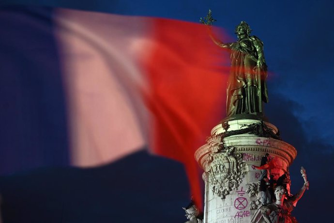 Archivo - 08 July 2024, France, Paris: Thousands of people gather on the Place de la Republique to celebrate the victory of the New Popular Front over the extreme right. Photo: Julien Mattia/Le Pictorium via ZUMA Press/dpa