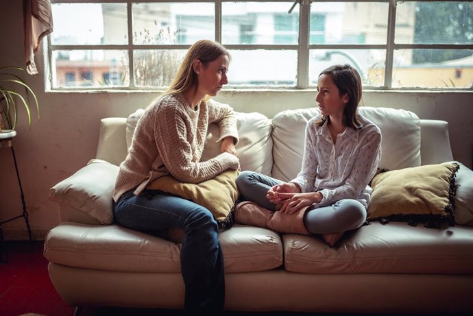 Archivo - Madre e hija mantienen una conversación