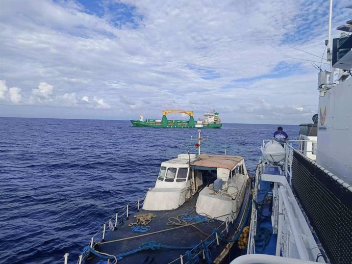 Un barco de la Guardia Costera filipina asiste a una embarcación (Archivo)