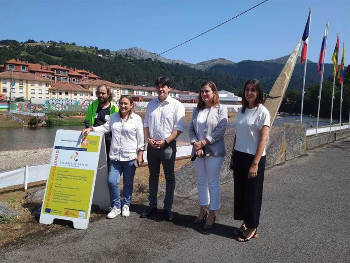 El consejero de Ciencia, Borja Sánchez;  la directora del Sepepa, Begoña López, y la directora de Asuntos Europeos, Raquel García, durante una visita al  taller de empleo de Cangas de Onís el pasado mes de julio.