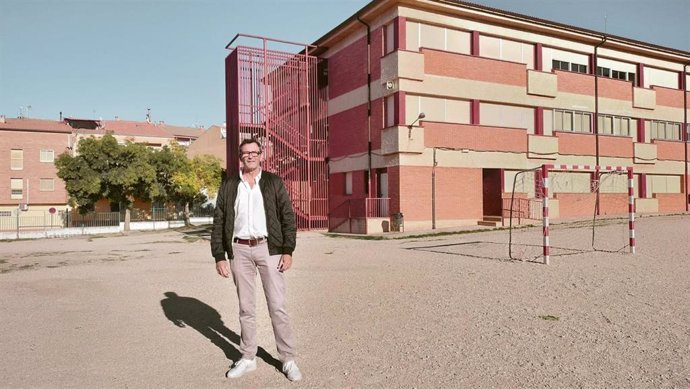 El alcalde de Andorra, Rafael Guía en la zona que el PSOE reclama pavimentar