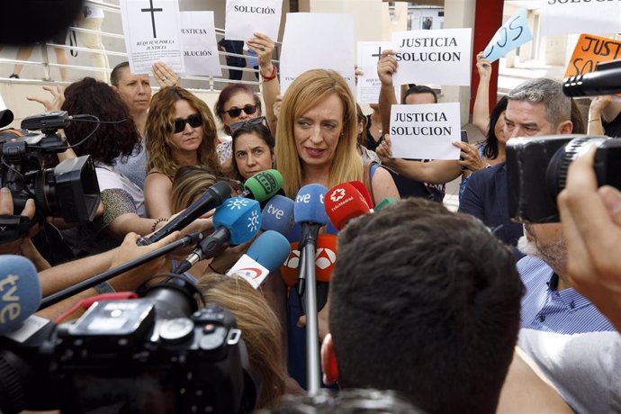 Archivo - La exalcaldesa de Maracena, Berta Linares, atiende a los medios a su llegada a los juzgados en julio del año pasado. Archivo.