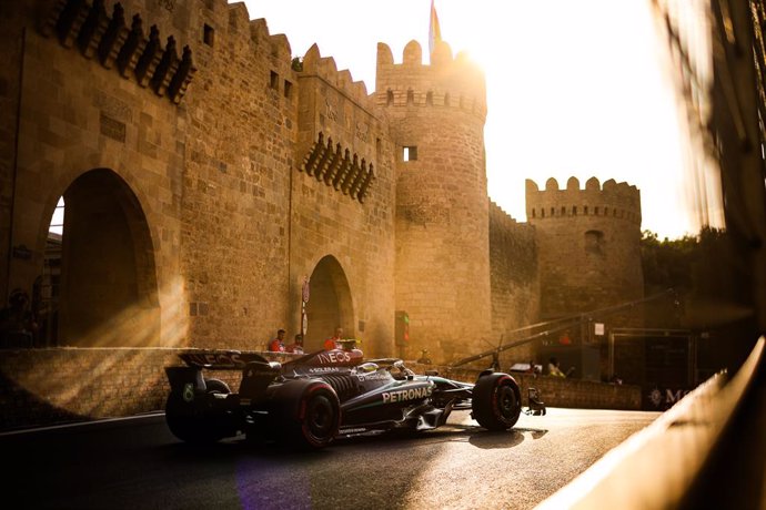 44 HAMILTON Lewis (gbr), Mercedes AMG F1 Team W15, action during the Formula 1 Azerbaijan Grand Prix 2024, 17th round of the 2024 Formula One World Championship from September 13 to 15, 2024 on the Baku City Circuit, in Baku, Azerbaijan - Photo Florent Go