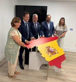 El vicesecretario de Coordinación Autonómica del PP. Elías Bendodo, interviene junto al presidente del PP de Castilla-La Mancha, Paco Núñez, en la presentación de la moción sobre igualdad en la financiación que va a proponer el PP e