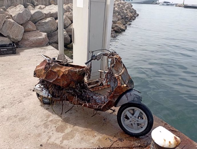 Restos de una moto recogida en el mar Balear por las barcas de limpieza.