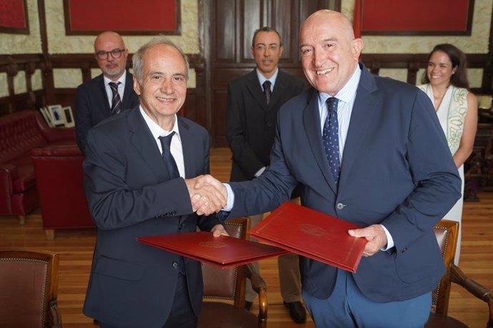 El alcalde de Valladolid, Jesús Julio Carnero, y el presidente de la Cámara Municipal de Guimarães, Domingos Bragança, firman un protocolo de colaboración entre ambas localidades