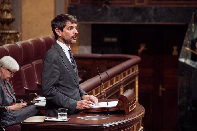 Archivo - El ministro de Cultura, Ernest Urtasun, interviene durante un pleno en el Congreso de los Diputados, a 13 de junio de 2024, en Madrid (España). 