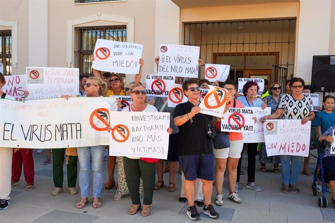 Imágenes de la protesta de los vecinos por las muertes a causa del virus de la fiebre del Nilo