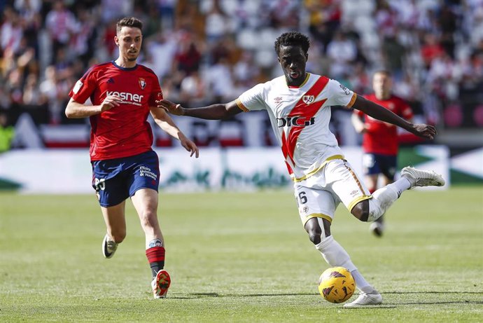 Archivo - Raul García y Abdul Mumin en el Rayo Vallecano-Osasuna de la pasada temporada