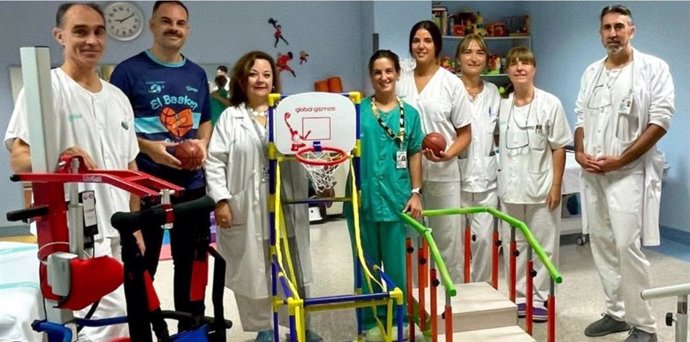 Alberto Béjar, alma de 'Basket es vida', segundo por la izquierda, junto a  miembros de la Unidad de Rehabilitación Pediátrica del Servet, en el gimnasio pediátrico.