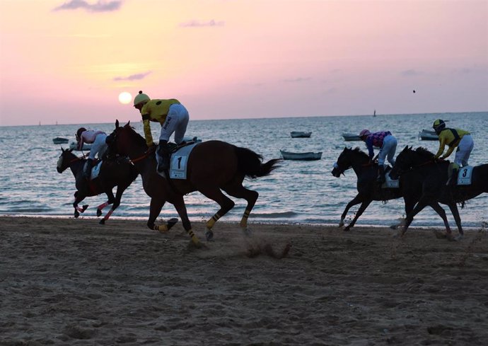 Varios jinetes participantes en las Carreras de Caballos de Sanlúcar de Barrameda. A 28 de agosto de 2024, en Sanlúcar de Barrameda (Cádiz, Andalucía, España). ARCHIVO.