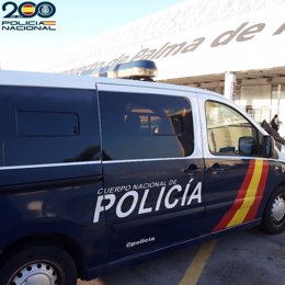 Furgón policial en el aeropuerto de Palma.