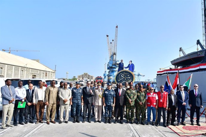 Personal a bordo del barco cargado con ayuda humanitaria que ha llegado este domingo a Puerto Sudán