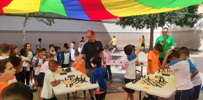 Niñas y niños jugando al ajedrez en el colegio San Vicente de Paúl