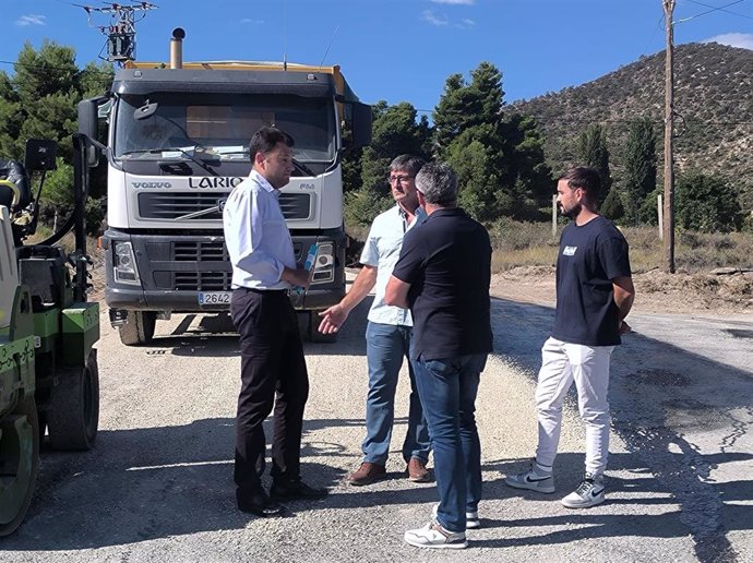 El director general del Agua, José Sandoval (1i), junto al alcalde de Moratalla, Juan Soria (2d), durante la visita a las obras.