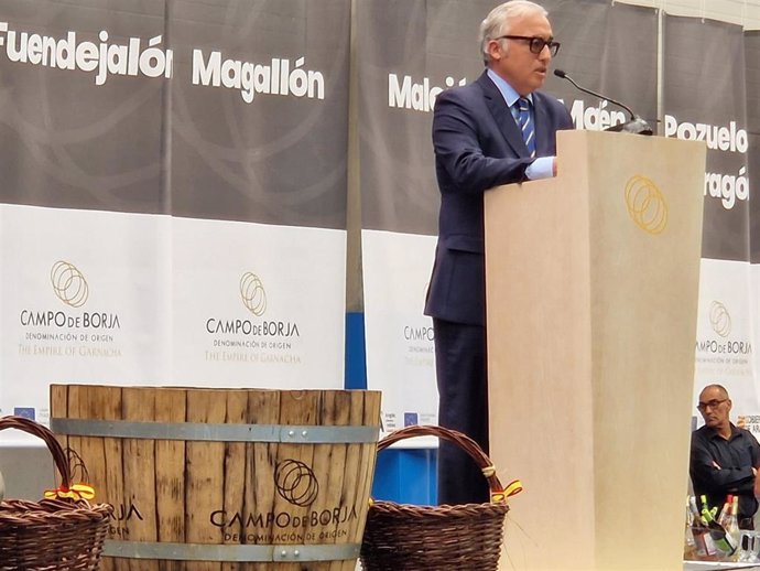 El consejero de Agricultura, Ganadería y Alimentación, Javier Rincón, en la fiesta de la vendimia de la DO Borja celebrada este domingo en Ainzón.