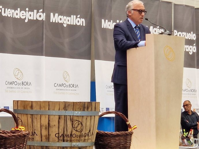 El consejero de Agricultura, Ganadería y Alimentación, Javier Rincón, en la fiesta de la vendimia de la DO Borja celebrada este domingo en Ainzón.