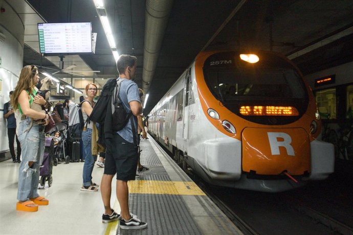 Archivo - Pasajeros esperando a los trenes de Renfe Rodalies en Barcelona (Catalunya)