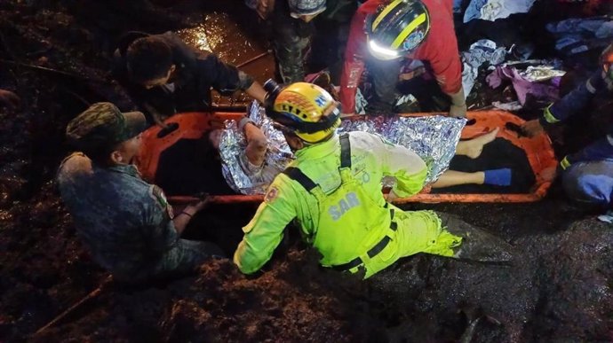 Efectivos de Protección Civil en un rescate tras un corrimiento de tierras en Jilotzingo, en el estado de México