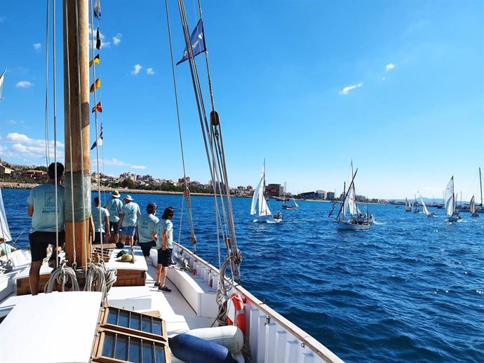 Homenaje de las embarcaciones de vela latina a La Balear por su centenario.