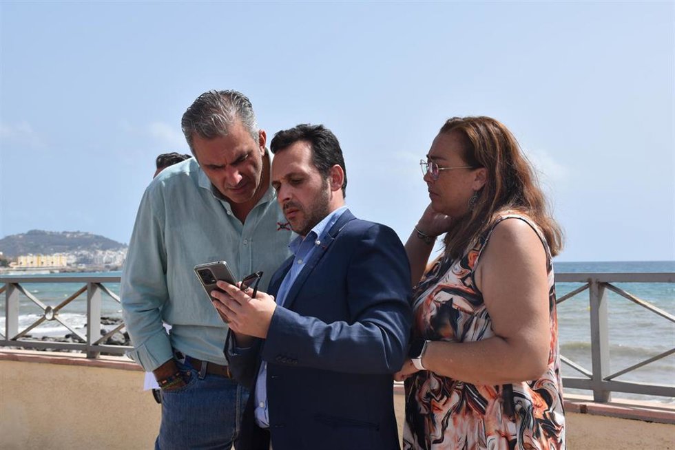 El diputado de Vox Javier Ortega Smith, este domingo en Ceuta mirando el móvil del presidente de Vox Ceuta, Juan Sergio Redondo.