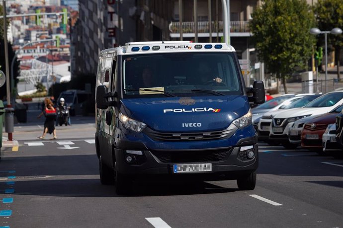 O home detido chega en furgón policial á Cidade da Xustiza de Vigo, a 15 de setembro de 2024, en Vigo, Pontevedra, Galicia (España). 