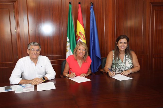 La alcaldesa de Marbella, Ángeles Muñoz, acompañada por el teniente de alcalde sampedreño, Javier García, en la firma del convenio de colaboración con la presidenta de Aspandem, María José Morales.