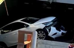 Un coche cae por las escaleras del parking de un centro comercial en Alcorcón.