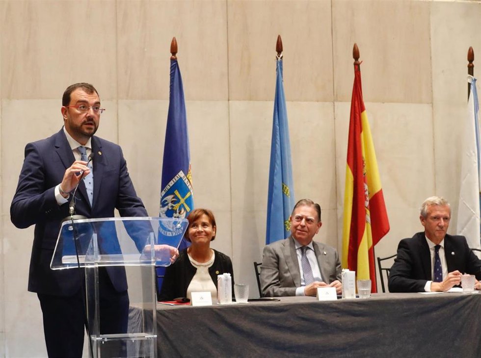 El presidente del Principado interviene tras recoger la insignia de oro que le ha concedido este año la Asociación Día de Galicia en Asturias.