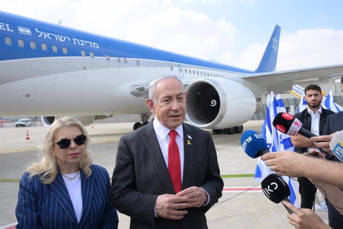 Archivo - El primer ministro israelí, Benjamin Netanyahu, junto a su avión oficial, el 'Alas de Sión'