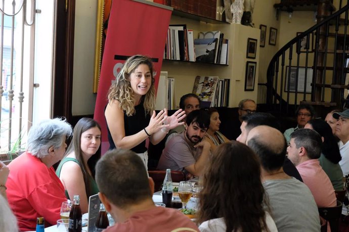 La secretaria de Organización de Sumar, Lara Hernández, participa en un acto con la militancia en Palma.