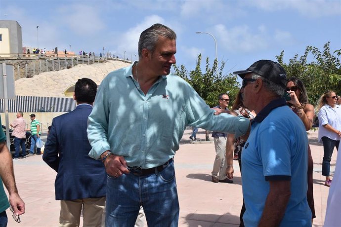 El diputado de Vox Javier Ortega Smith, este domingo en Ceuta saludando a un vecino.