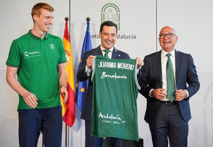 Archivo - El presidente de la Junta, Juanma Moreno, en una imagen de mayo en una recepción a la plantilla y directiva de Unicaja Baloncesto de Málaga como campeón de la Basketball Champions League.