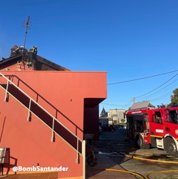 Bomberos extinguen un incendio en una vivienda en Liencres