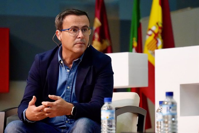 El presidente de la Diputación de Badajoz, Miguel Ángel Gallardo, interviene en la mesa redonda del XIII encuentro de cazadores en el marco de Feciex