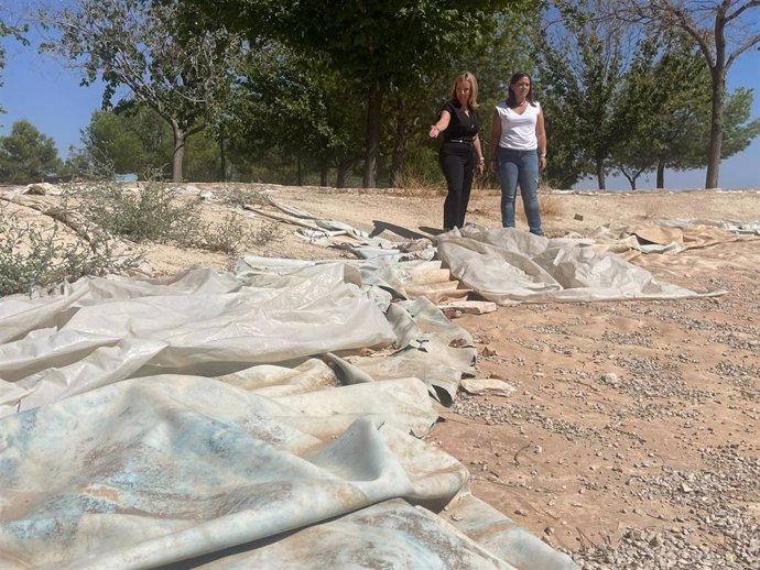 Las concejalas socialistas María del Carmen Angulo y Ángeles Díaz, en su visita al Parque del Cerro de Las Canteras de Jaén.