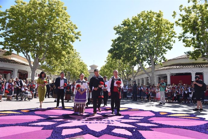 Más de 25.000 personas tributan con flores a la Virgen de los Llanos de Albacete.