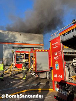 Incendio en un taller mecánico en Cartes