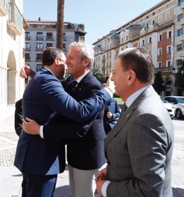 El presidente de Asturias, Adrián Barbón y el presidente de Galicia, Alfonso Rueda, se saludan en Oviedo en presencia del alcalde de la ciudad, Alfredo Canteli.