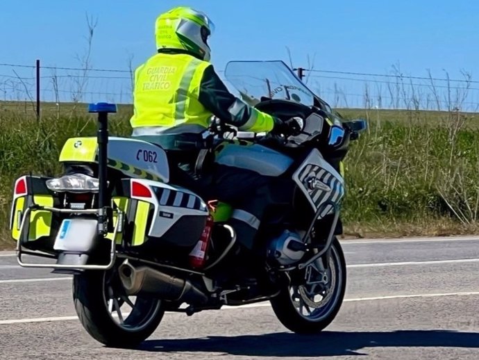 Archivo - Un agente de la Guardia Civil de Tráfico en una motocicleta. Imagen de archivo