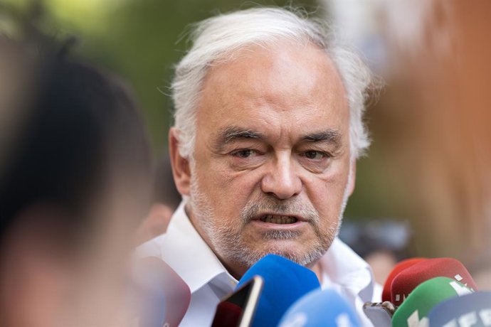 Archivo - El vicesecretario de Institucional del PP, Esteban González Pons, atiende a los medios de comunicación, en la sede del PP, a 7 de agosto de 2024, en Madrid (España). González Pons ha realizado declaraciones a los medios de comunicación sobre t