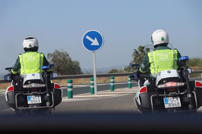 Archivo - Una patrulla de la Guardia Civil de Tráfico.