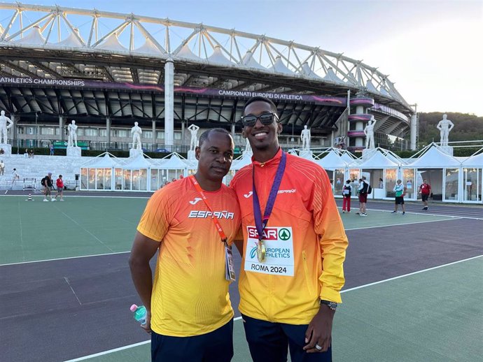 Archivo - Iván Pedroso y Jordan Díaz, durante el Campeonato de Europa de atletismo al aire libre.