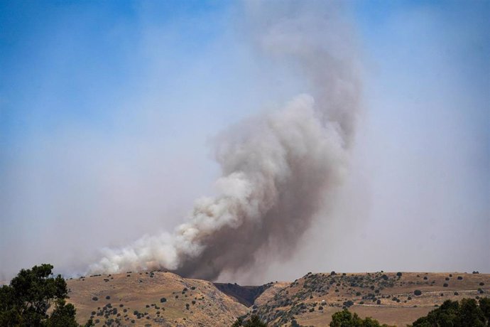 Archivo - Humo en los ocupados Altos del Golán tras un ataque lanzado desde Líbano contra posiciones israelíes