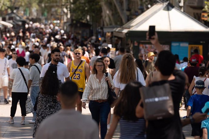 Archivo - Decenas de personas caminan por el centro de la ciudad, a 5 de julio de 2024, en Barcelona, Catalunya (España).