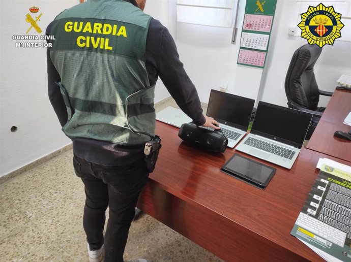 Archivo - Agente de la Guardia Civil en tareas de investigación