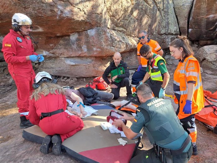 Efectivos del GREIM y del 112 asisten al escalador accidentado en Albarracín